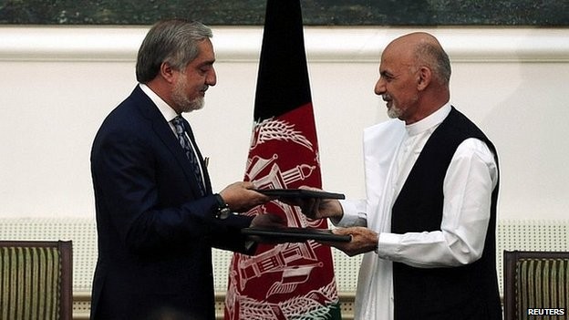 Afghan presidential candidates sign power-sharing deal - ảnh 1